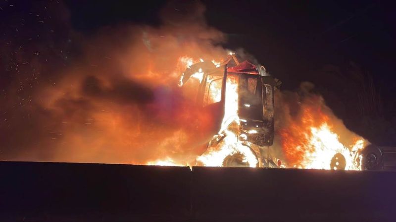 ▲台61線砂石車為閃機車翻覆起火，車頭瞬間陷入火海。（圖／翻攝畫面）
