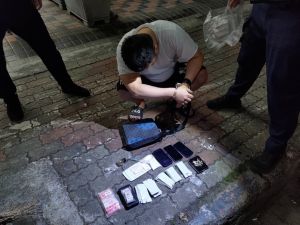 ▲警方在吳男車時還起獲大量毒品、分裝袋等證物,全案依毒品通緝及毒品危害防制條例送辦。(圖/記者張文晃翻攝) ▲警方在吳男車時還起獲大量毒品、分裝袋等證物,全案依毒品通緝及毒品危害防制條例送辦。(圖/記者張文晃翻攝)
