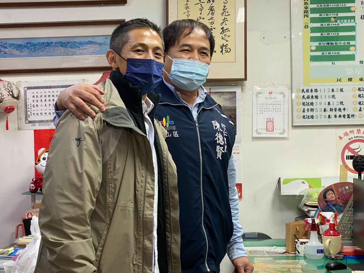 ▲吳怡農今日上午前往拜會里長。（圖／記者陳威叡攝，2022.12.12）