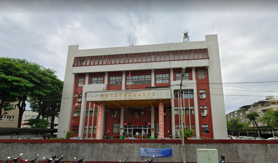 ▲大寮區某科技大學有２名女學生墜樓，送醫搶救仍不治，經查在該大樓9樓發現遺留兩雙拖鞋，現場無打鬥痕跡，初步排除外力介入，經查訪家屬，家中留有遺書，墜樓原因仍待釐清。（圖／翻攝自GoogleMap）