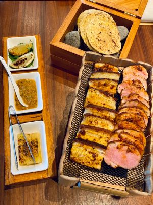 ▲結合酥脆軟韌雙重口感的「脆皮豬五花 - 豬里肌 Pork Belly - Pork Loin」。（圖／記者蕭涵云攝）