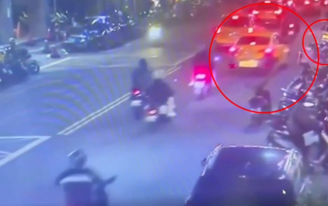 ▲兩輛轎車爭搶路邊停車格，計程車司機爆粗口又嗆另名司機反挨告。（圖／翻攝畫面）