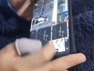 家長聘高手「除網癮」!國小弟連輸5場被虐哭:我不玩了
