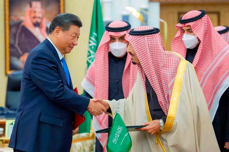 ▲中國國家主席習近平（前左）和沙烏地阿拉伯王儲穆罕默德．沙爾曼（前右）8日會面並達成多項協議。（圖／美聯社／達志影像）