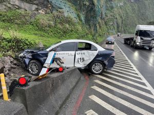 疑下雨天打滑！警用巡邏車自撞護欄　員警頭部擦挫傷
