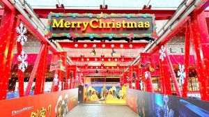 ▲環球電影公司在信義區推出《鞋貓劍客2》聖誕主題佈置，邀請觀眾來參加拍照打卡上傳的抽獎活動。（UIP提供）