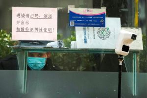 ▲在新冠疫情爆發之後，中國當局推出「行程碼」，民眾進出每一個場所都必須掃碼。（圖／美聯社／達志影像）