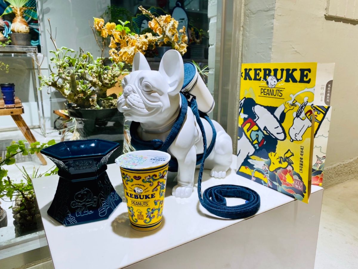 ▲可不可熟成紅茶聯名PEANUTS花生漫畫史努比，「DREAM BIG, ACT SMALL可不可夢想進行式！」全系列週邊商品，有10款聯名杯身、2款杯膜、9款週邊商品（共16種造型）、及12款聯名年曆店卡，40款超萌設計一次全開箱；全新「馥貴紅茶」及「朱玉」系列共5杯新款手搖飲也曝光。（圖／記者蕭涵云攝）