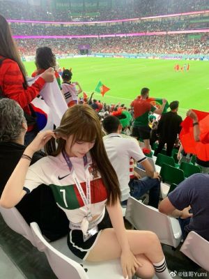 ▲一位正妹飛到卡達看世界盃，瞬間在中國爆紅。（圖／翻攝自鈺哥Yumi微博）
