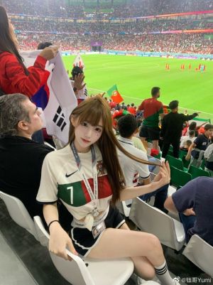 ▲一位正妹飛到卡達看世界盃，瞬間在中國爆紅。（圖／翻攝自鈺哥Yumi微博）