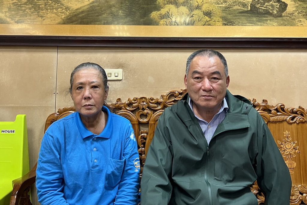 ▲台南檢警偵辦學甲槍擊案，對涉案槍手孔祥志發布通緝，孔祥志母親（左）12日在無黨籍台南市議員謝財旺（右）陪同下出面，呼籲兒子趕快投案。（謝財旺服務處提供）