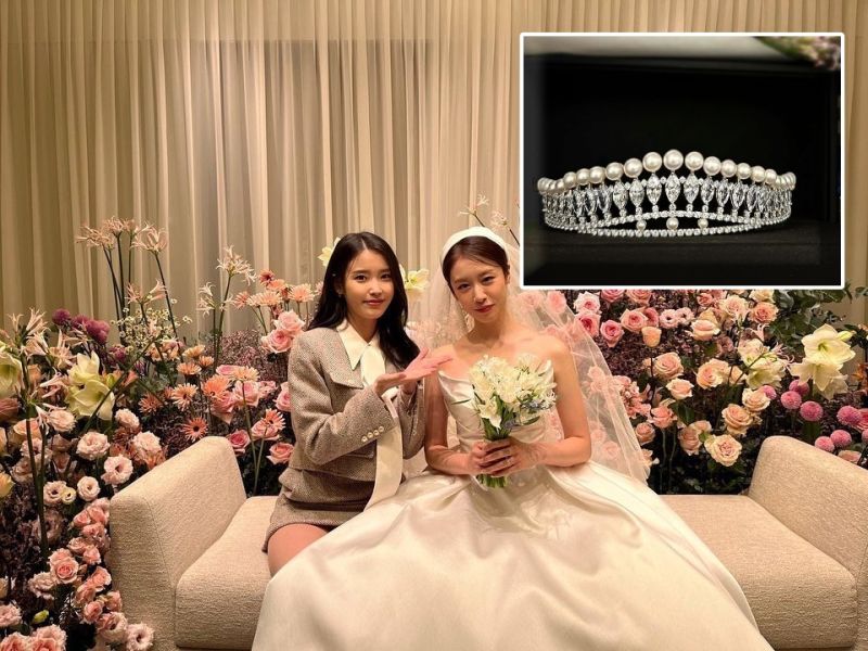 ▲IU（左）訂製珍珠皇冠送給新娘T-ara芝妍。（圖／芝妍IG）