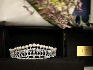 ▲IU訂製的珍珠皇冠。（圖／芝妍IG）