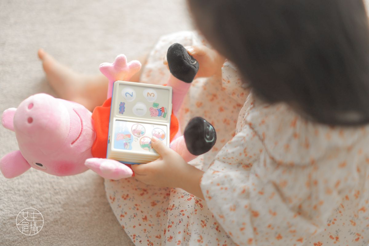 ▲根據博客來統計，Vtech 粉紅豬小妹-2合1互動故事偶是聖誕禮物的熱門選擇。（圖／博客來x女生宿攝）