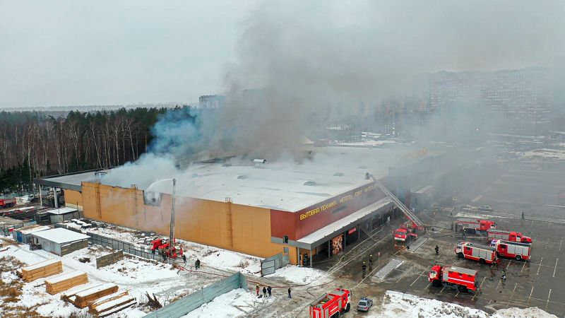 ▲俄羅斯緊急事務部表示，首都莫斯科周圍地區1家購物中心12日在大火中受損，這是莫斯科周圍地區不到1週內發生的第2起購物中心火災。（圖／美聯社／達志影像）