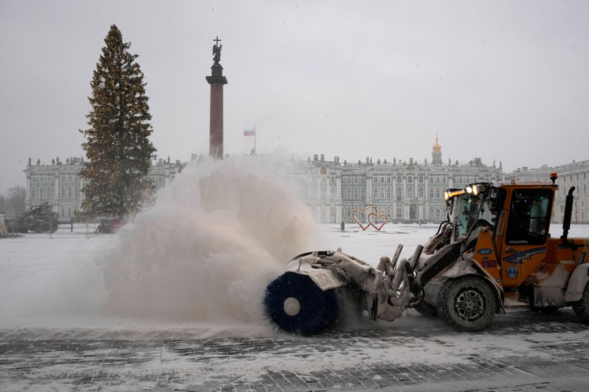▲隨著冬季發電和供暖部門的燃料需求回升，俄羅斯煤炭出口受限制可能對中國造成更大的痛苦。可用軌道車短缺也使運輸問題更為嚴重。圖為大雪中的聖彼得堡。（圖／美聯社／達志影像）