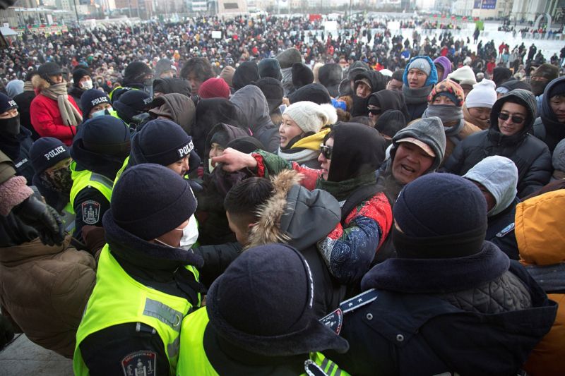 ▲蒙古的抗議活動持續，儘管當地這個時節的氣溫經常降到攝氏零下30度以下，還是有示威民眾堅持上街，甚至露宿街頭。資料照。（圖／美聯社／達志影像）