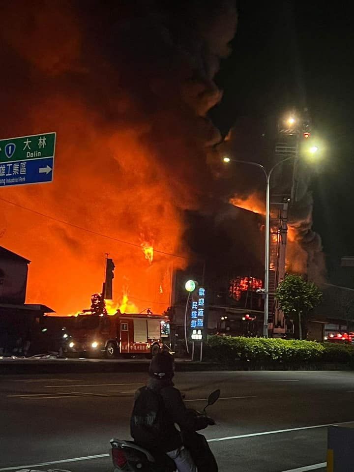 ▲2棟3、4層樓高的建築完全陷入火海，詳細的事發原因仍有待進一步確認。（圖／翻攝綠豆嘉義人臉書）