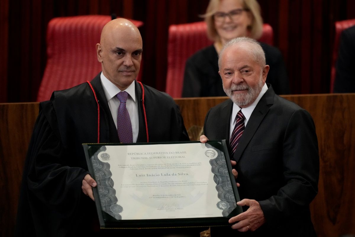 ▲巴西總統當選人魯拉（右）接受高等選舉法院院長致送的當選證書。（圖／美聯社／達志影像）