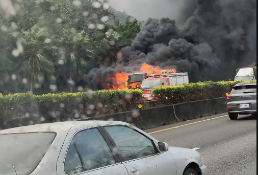 ▲國道1號北上75.2k湖口段，今（13）日上午9點29分發生大客車火燒車事故。（圖／翻攝社會事影音line群）