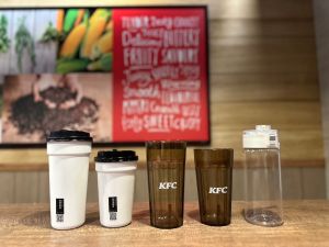 麻古茶坊買環保大象杯「送翡翠柳橙」 肯德基也推循環杯 ▲持「減塑循環杯」至全台肯德基門市消費,每杯也可現折5元。左起:肯德基減塑循環杯、肯德基內用環保杯、一般環保杯。(圖/肯德基提供)