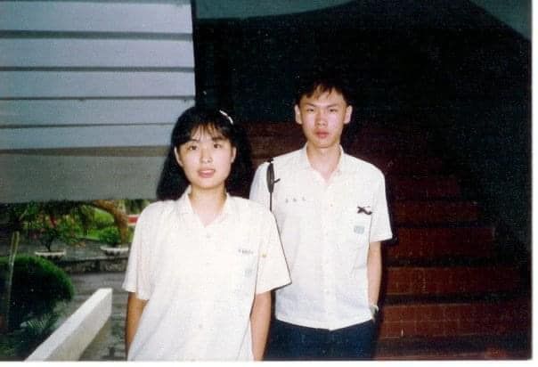 ▲賈永婕和老公王兆杰是高中時期的學長、學妹，兩人在畢業典禮時合影。（圖／翻攝自賈永婕的跑跳人生臉書）