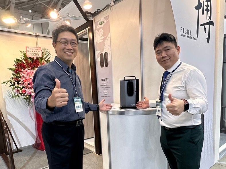 ▲琺博門鎖結合台灣加密資安一哥尚承科技，聯手提出最新加密keyless推拉門鎖，挑戰欠缺資安技術的紅色供應鍊產品，尚承科技賴育承博士（左）與琺博門鎖洪晨育特助。（圖／琺博門鎖提供）