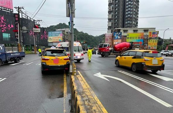▲台北市一輛計程車疑似未禮讓救護車而發生碰撞車禍。（圖／翻攝畫面）