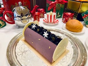 ▲「乘風高翔佐藍莓乳酪－聖誕木柴蛋糕」提供18公分大款980元、與9公分迷你款280元兩種尺寸。（圖／記者蕭涵云攝）