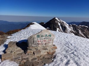 雪霸主峰海拔約3886公尺,在今年第一波寒流來襲時,已有山友發現山上積了5公分厚的積雪,全台第一波瑞雪曝光讓追雪客們興奮不已。 ▲雪霸主峰海拔約3886公尺,在今年第一波寒流來襲時,已有山友發現山上積了5公分厚的積雪,全台第一波瑞雪曝光讓追雪客們興奮不已。(圖/取自雪霸國家公園官網)