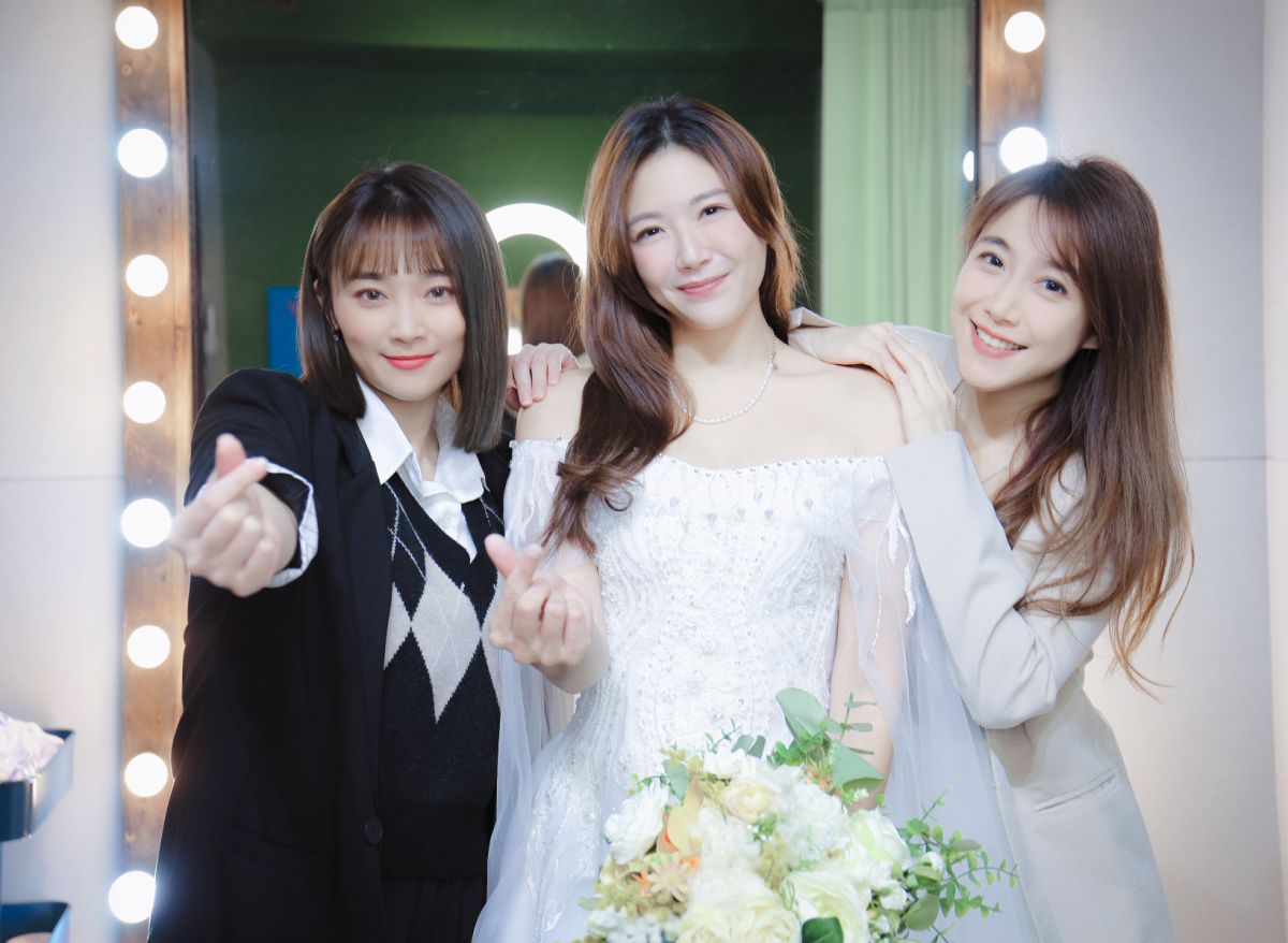 ▲鄭亦真（中）婚禮將於明年初登場，左為伴娘張文綺，右為佩佩。（圖／真想和你工作室提供）