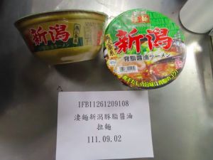 ▲日本「ニュータッチ淒麵新潟豚脂醬油拉麵」也檢驗不合格。（圖／食藥署）