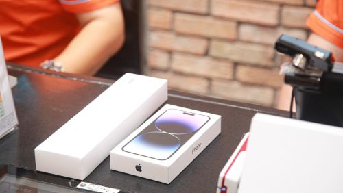 ▲新辦手機門號時，電信業者會提供多組號碼供選擇，命理專家教挑吉利尾數，一招化解尾數厄運。（示意圖／記者葉政勳攝）