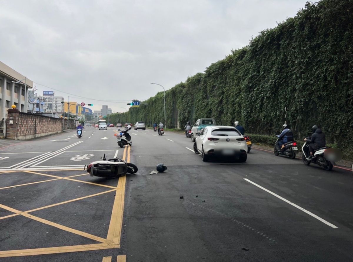 ▲賴男鬼切大迴轉，導致後方陳姓女騎士煞車不及，從側面撞上。（圖／翻攝畫面）