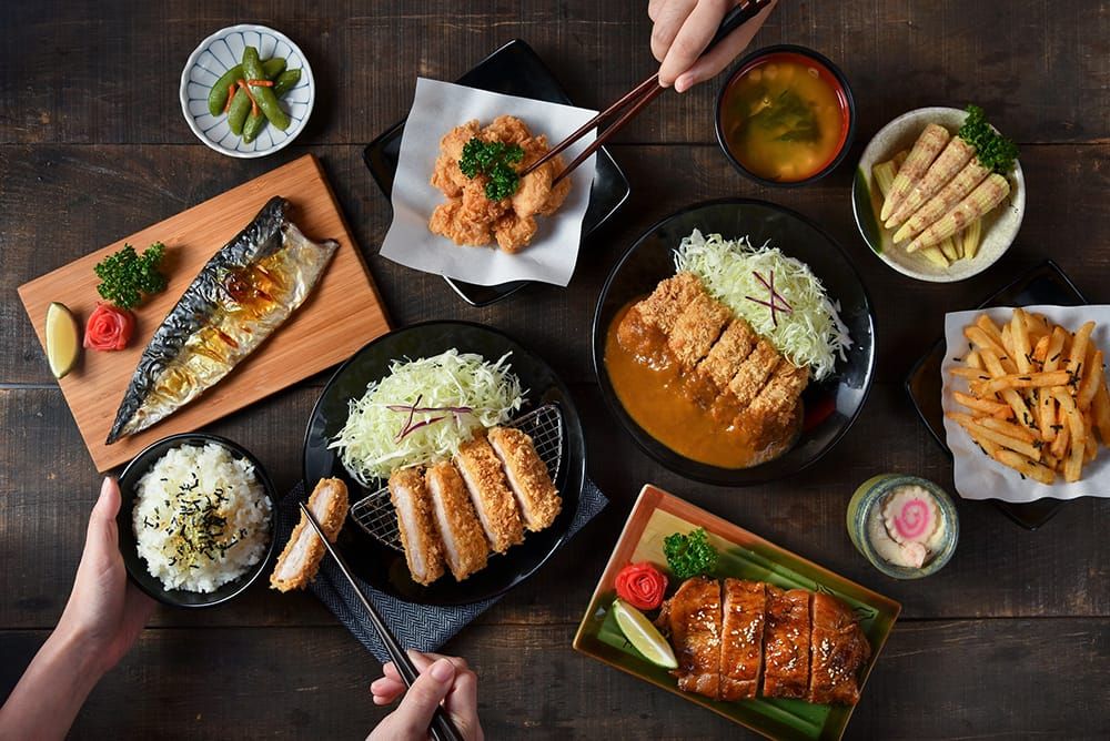 ▲福勝亭日式豬排與《自由時報》合作「讀者好享券」，剪下今天12/14頭版的優惠券可享「買套餐送定食」好康，買開運豬排定食或和風咖哩雞肉定食，搭配涼拌小菜和飲料，還能免費送上鮮嫩炸雞柳定食，現賺190元。（圖／翻攝自福勝亭官網）