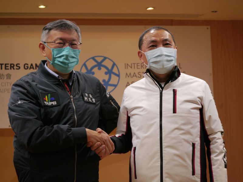 ▲侯友宜與柯文哲出席2025雙北世界壯年運動會組織委員會第四次委員會議,會後受訪並握手合照。(圖 /記者吳嘉億攝,2022.12.13)