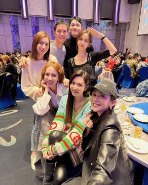 ▲前排左起愛雅、曾莞婷、王宇婕、後排左起楊晴、梁瀚名、陳謙文、周曉涵出席《機智校園生活》殺青酒。(圖/翻攝曾莞婷臉書) ▲前排左起愛雅、曾莞婷、王宇婕、後排左起楊晴、梁瀚名、陳謙文、周曉涵出席《機智校園生活》殺青酒。(圖/翻攝曾莞婷臉書)