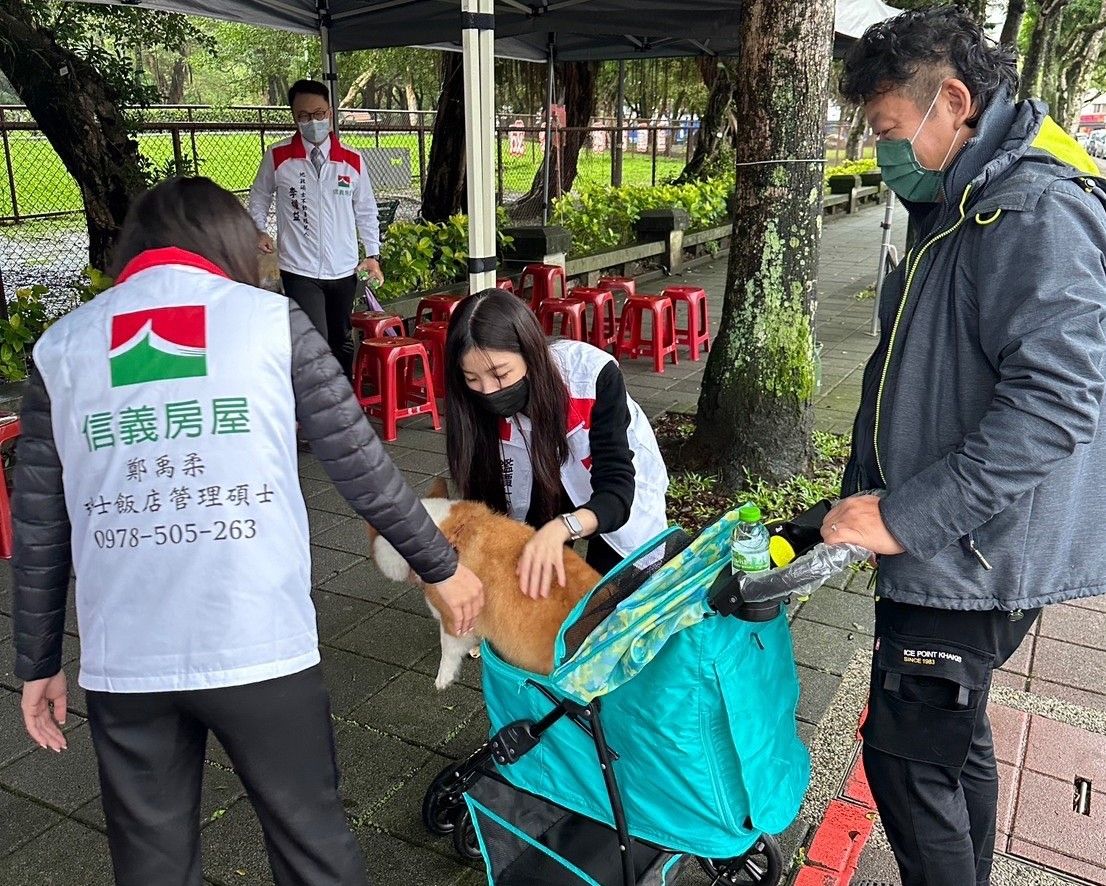 ▲信義房屋永續門市忠孝玉成店為毛小孩注射疫苗，讓周邊居民羽毛小孩都擁有更好的生活品質。（圖／NOWnews資料照片）