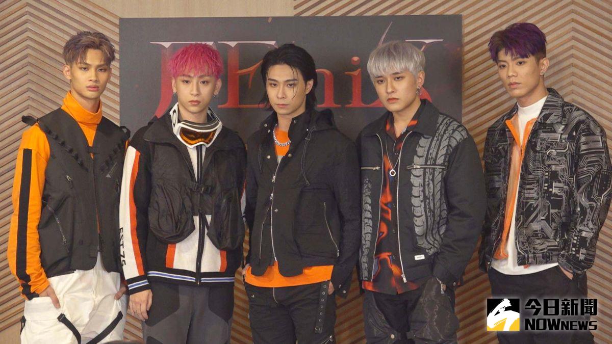 ▲夏浦洋（左一）親曝傷勢。（圖／記者嚴俊強攝, 2022.12.13）