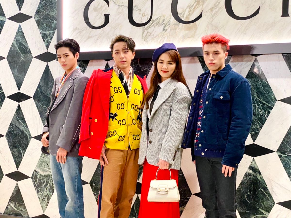 ▲GUCCI板橋大遠百專門店全新改裝開募，邀來Ella陳嘉樺、坤達、男團《Ozone》成員林佳辰、李哲言站台，宛如《原子少年》節目番外篇現身新北耶誕城，Ella直說坤達今日造型有夠像《賭神》高進；驚覺少年們長大許多，讓已經當媽的Ella忍不住大喊，「不要太快發喜帖給我，我不想那麼早當阿嬤」。（圖／記者蕭涵云攝）