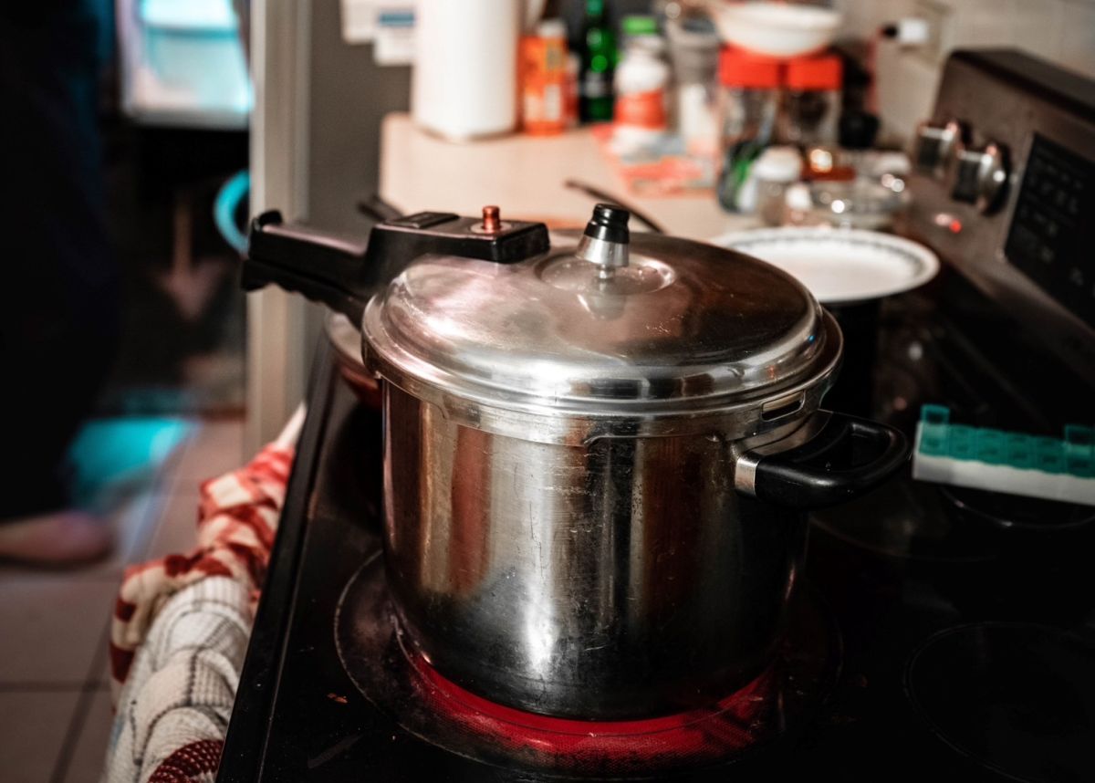 ▲今（13）日行政院消費者保護處公布對10件「家庭用壓力鍋」進行檢測查核，沒想到發現其中6件「標示項目」不符合規定。家事教母譚敦慈提醒民眾，使用壓力鍋「千萬不要讓排氣閥堵塞」，以免釀成悲劇後果。（示意圖／翻攝自unsplash）