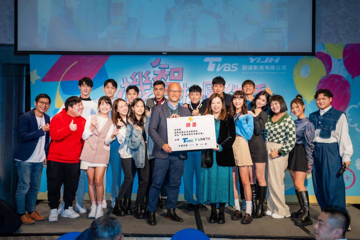 ▲《機智校園生活》拍256集殺青，馮容潔（前排左三）曾累倒送醫。（圖／TVBS提供）