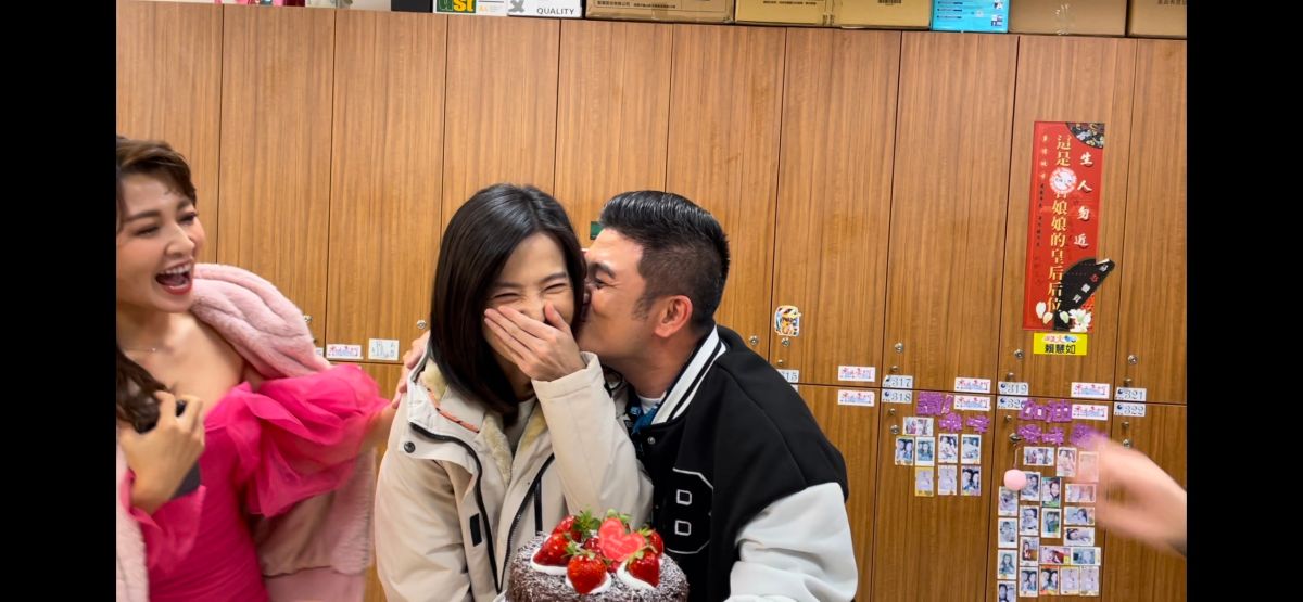 ▲馬國畢（右）親吻「本土劇女神」楚宣的臉頰引起公憤。（圖／民視）