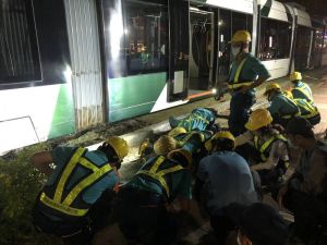 高雄輕軌狀況連連!草皮過高捲入車底 釀1列車停駛中