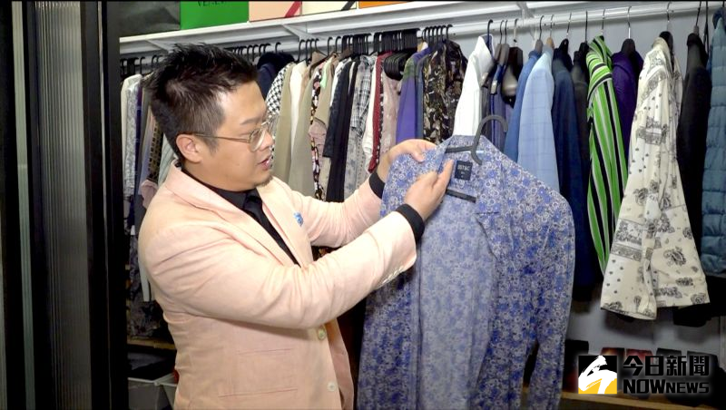 ▲打開怡客總經理劉人豪的衣櫃，光是西裝就有9套，各色各樣的花襯衫更是讓人目不暇給。（圖／記者陳思誼攝）