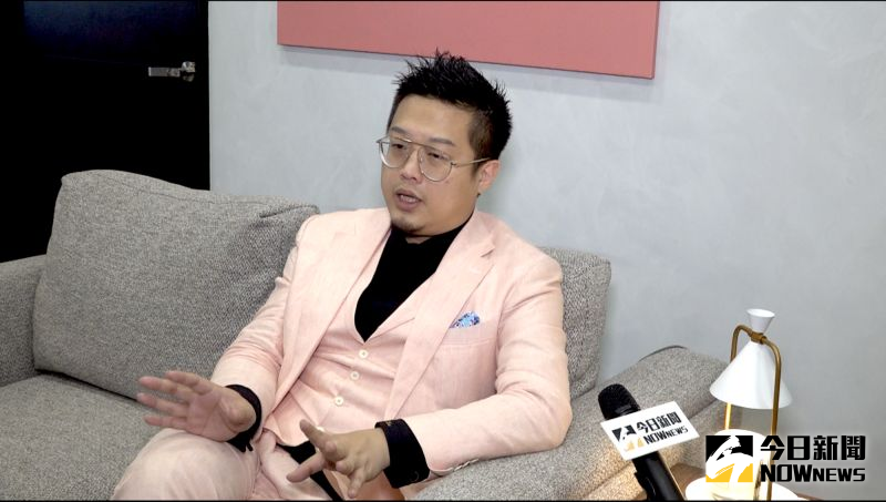 ▲花襯衫和淺色系西裝已經成為劉人豪的招牌,全套的西裝和整體一致的風格,正式但不落俗套,活潑但不失專業。(圖/記者陳思誼攝)