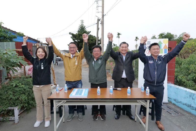 ▲民進黨湧言會召集人王定宇偕立委趙天麟、台北市議員阮昭雄、新竹市議員李妍慧等，於今（13）日下午陪同嘉義市長候選人李俊俋徒步掃街和廟口開講。(圖／翻攝畫面)