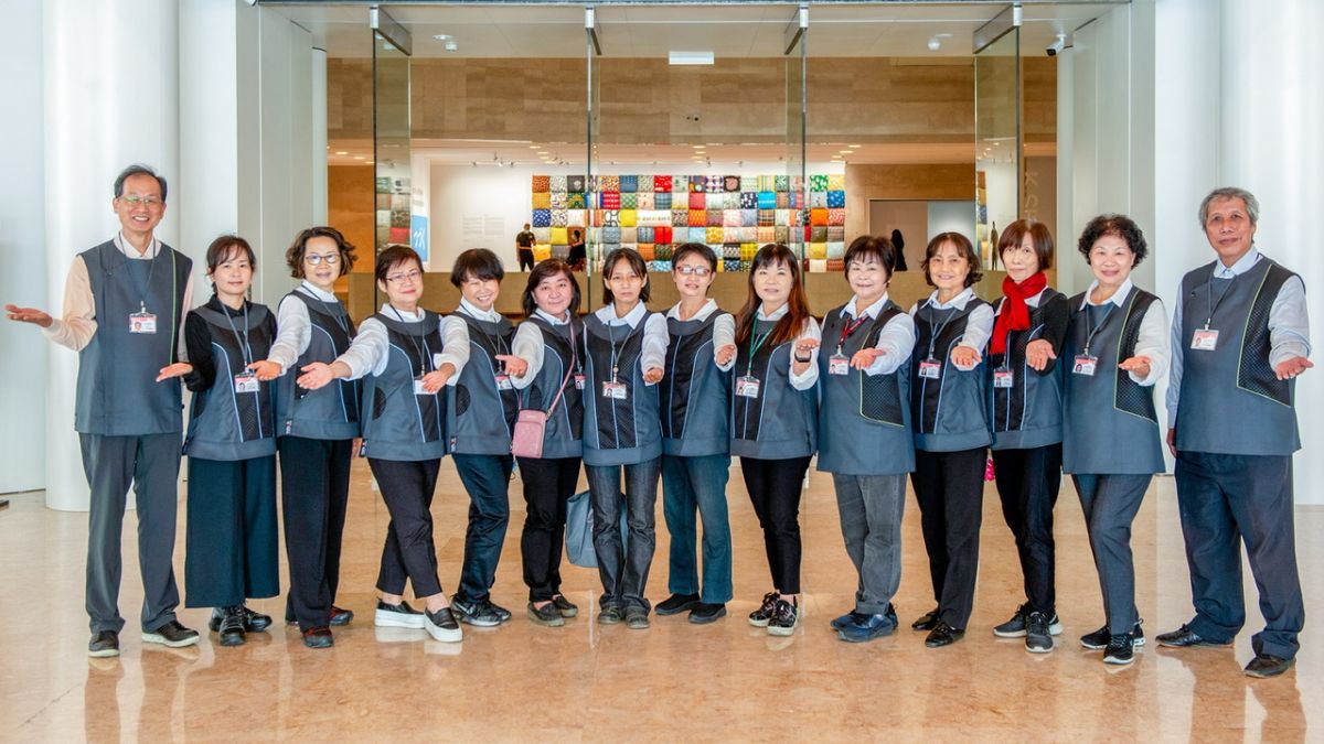 ▲高美館志工制服設計發想自城市珍貴的自然資源和人文風土發展。（圖／高美館提供 ）