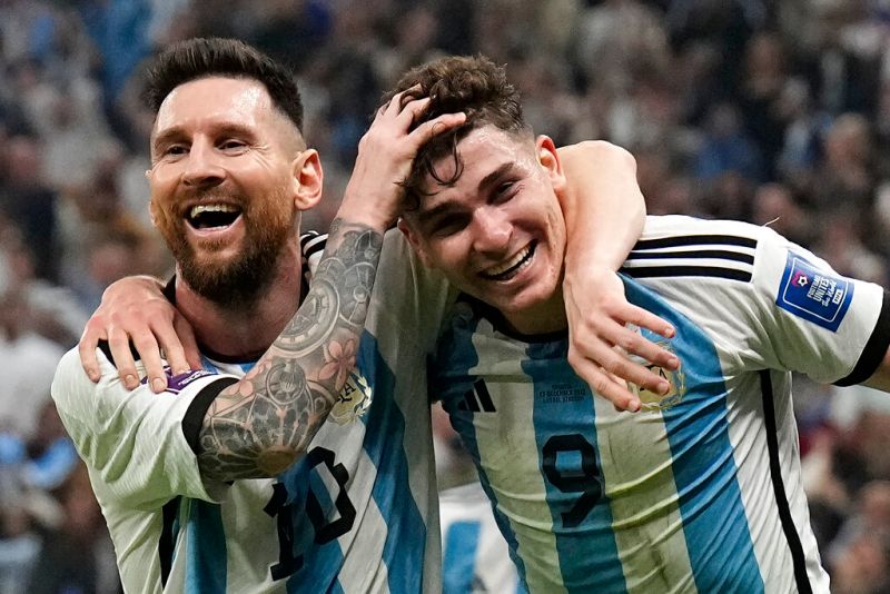 ▲Julian Alvarez(右)和Lionel Messi擔綱雙箭頭。（圖／美聯社／達志影像）