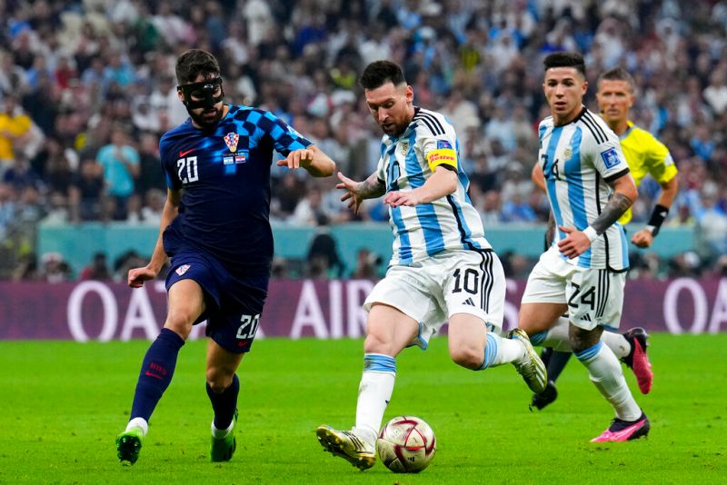 ▲2022卡達世界盃四強賽開踢，而超級巨星梅西(Lionel Messi)率先帶領阿根廷擊敗上屆亞軍克羅埃西亞，晉級決賽。（圖／美聯社／達志影像）